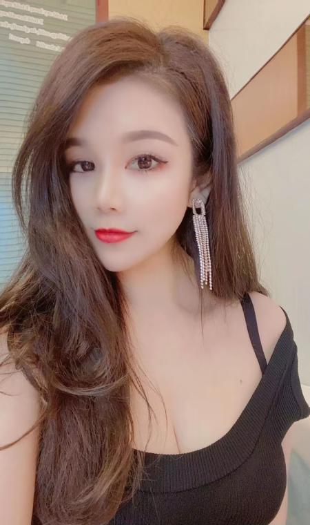 大胸黑丝小姐姐