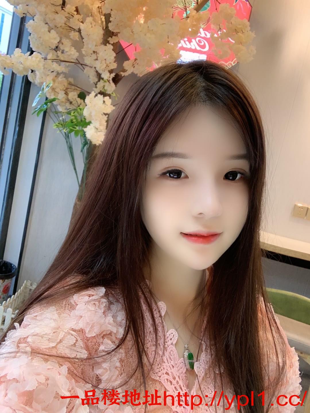 白嫩胸大颜值高的小尤物