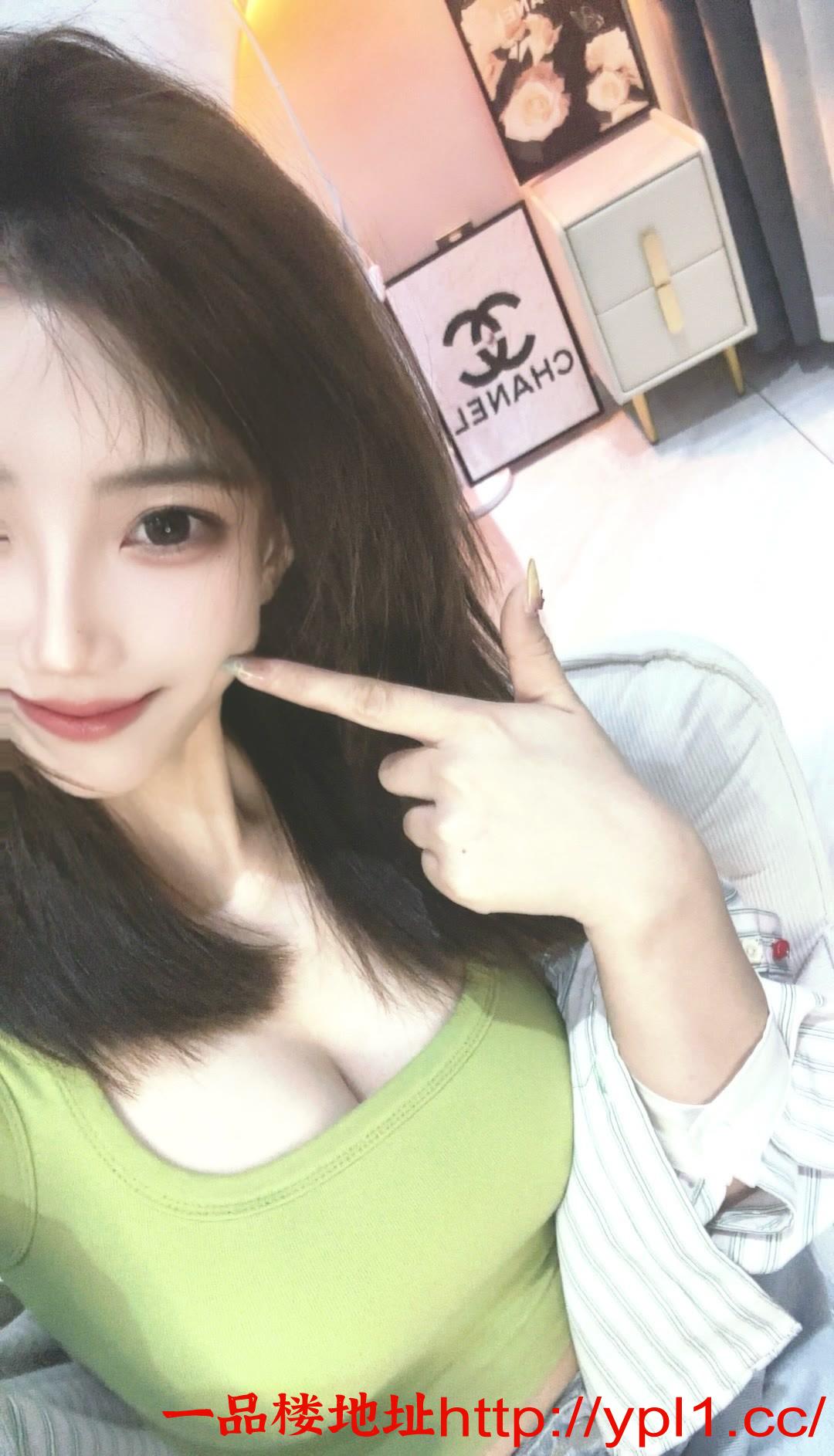 外甜内骚 爱吃肉棒的大奶小骚妹也外出