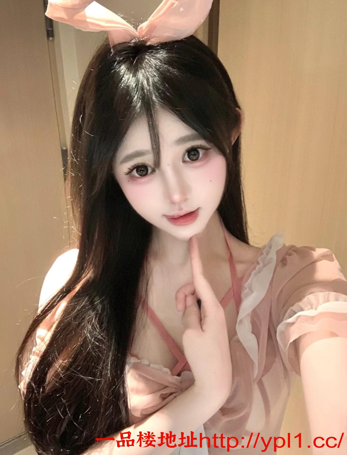 极品巨乳骚妹人前端庄人后放荡显露母狗属性