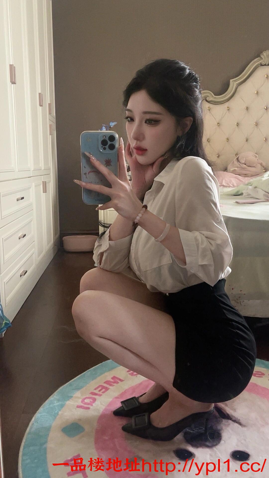 前凸后翘极品小妹子