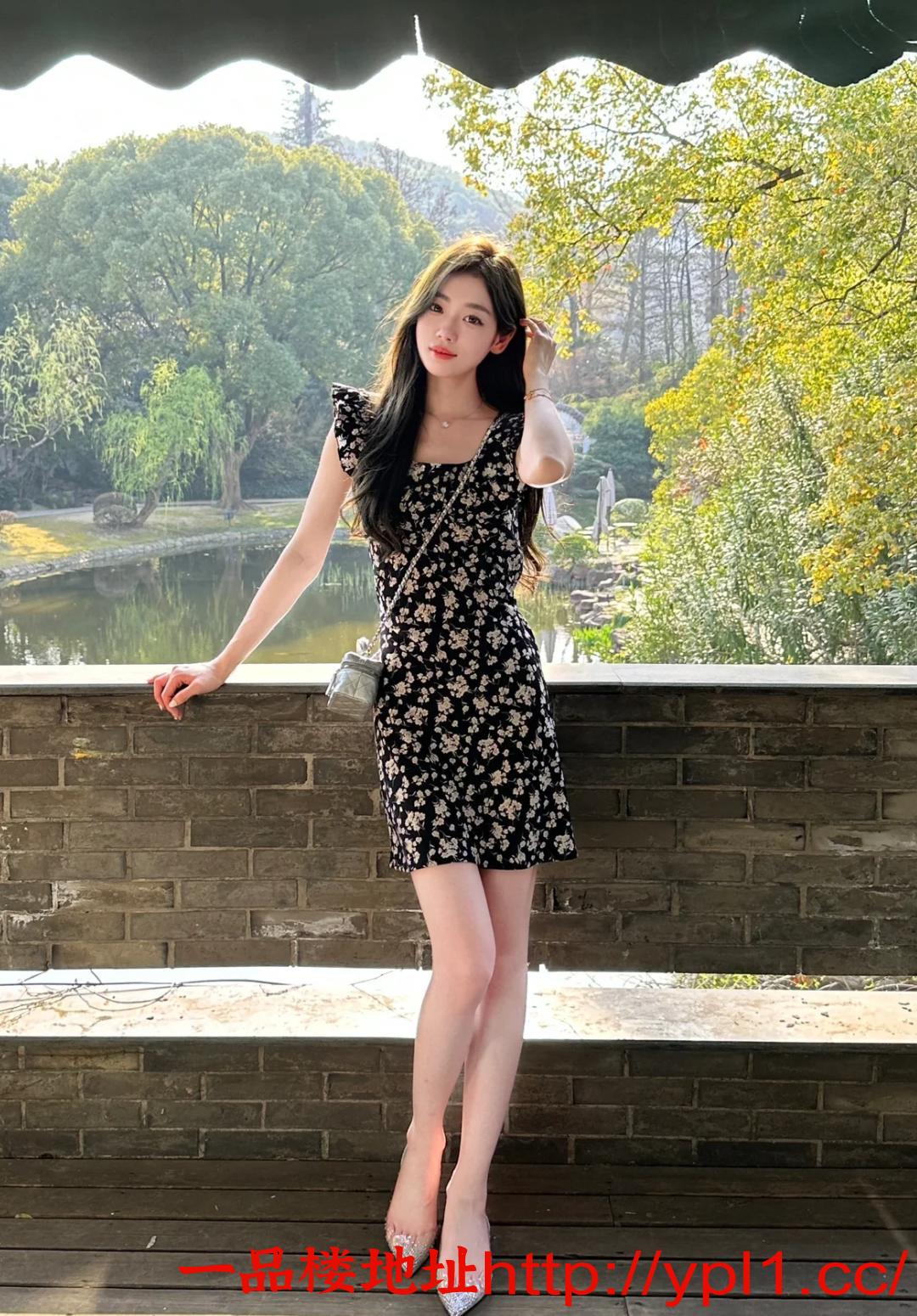 兼职学姐蜜桃臀性感长腿