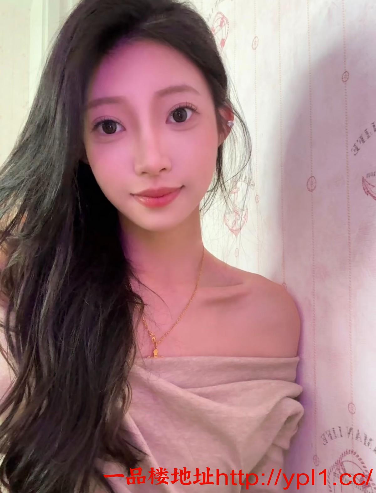 顶级颜值巨乳美臀美女，馒头肥穴无毛一线天