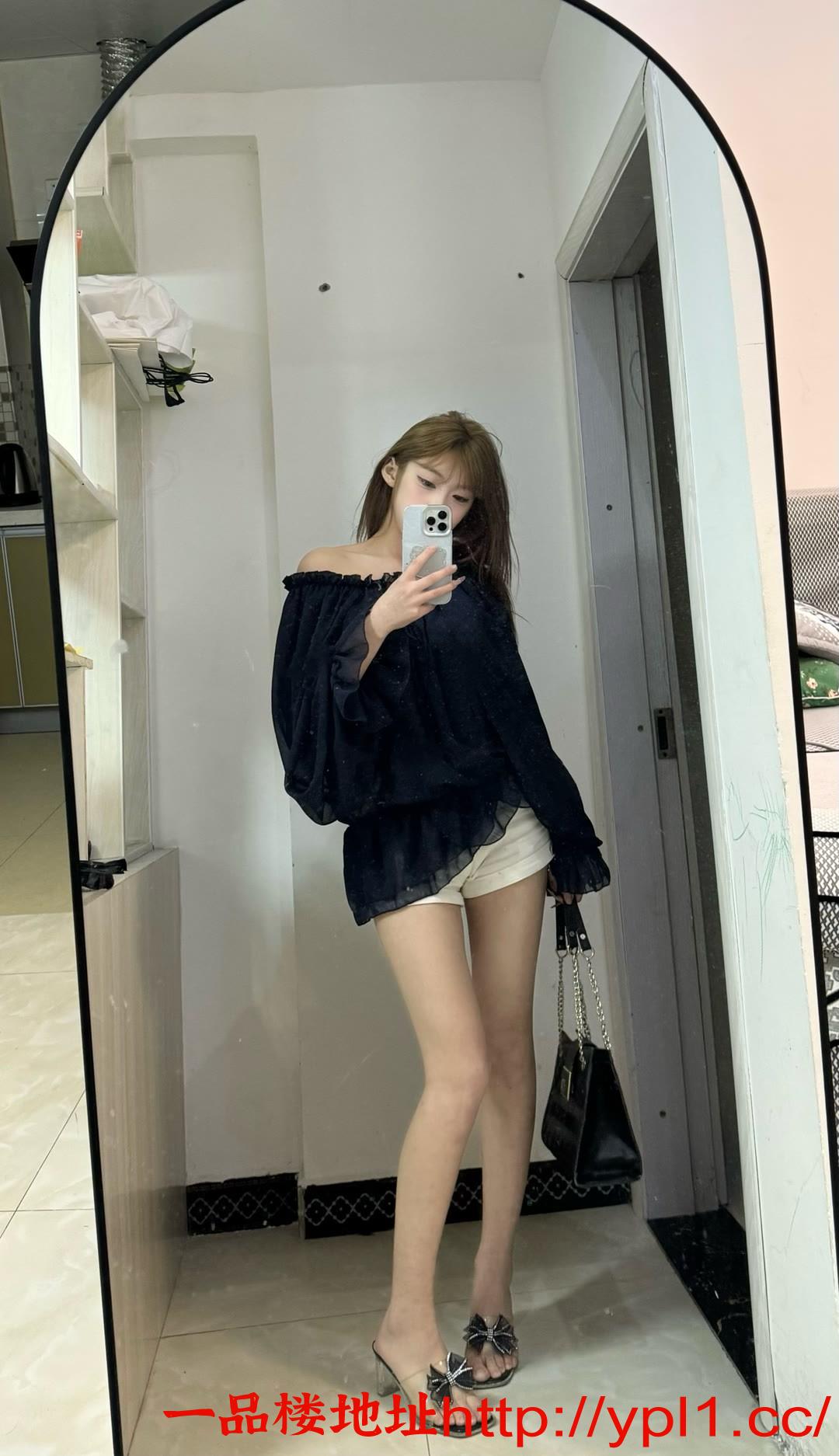 黑丝诱人前凸后翘 三点还很粉嫩