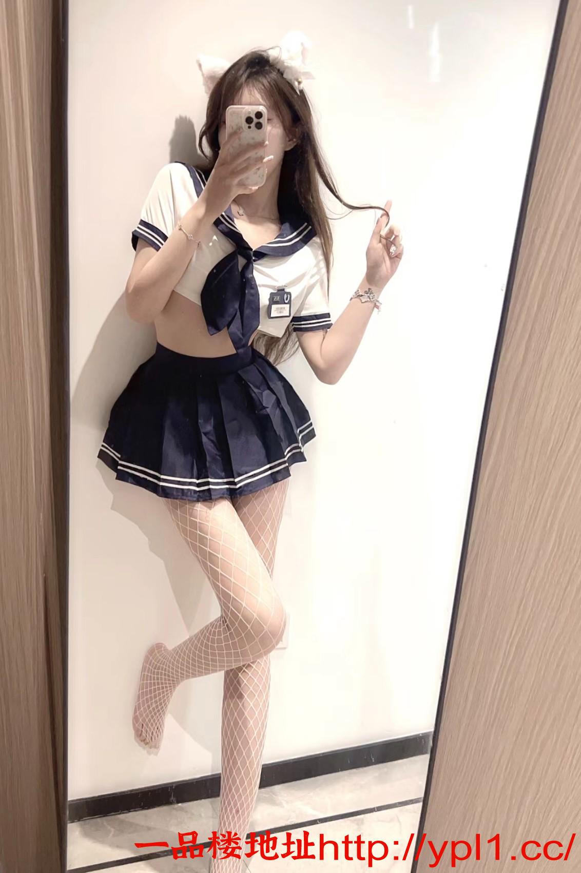 甜美jk女大学生，极品白嫩耀眼美臀