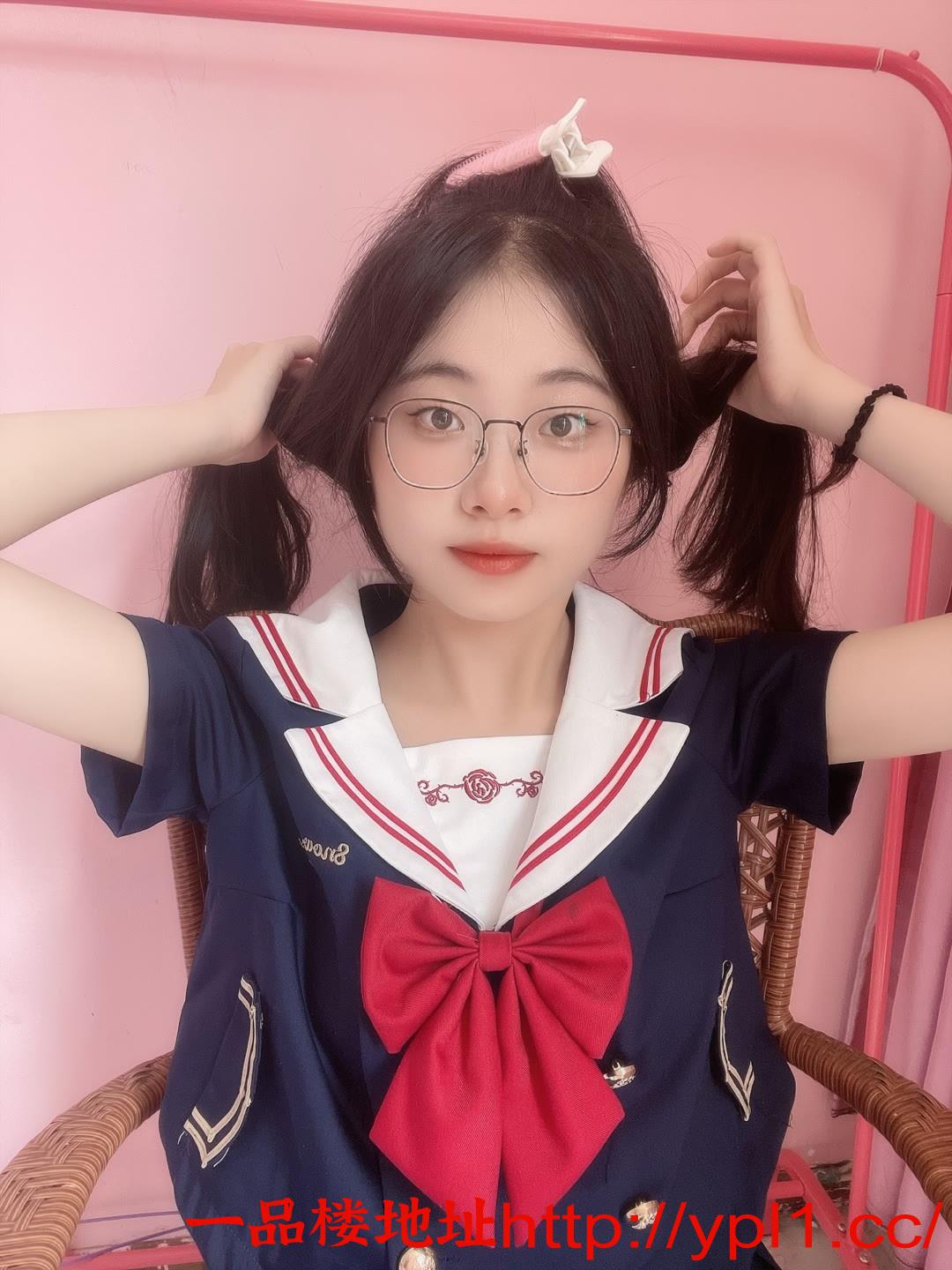 眼镜反差馒头逼，水多，容易高潮