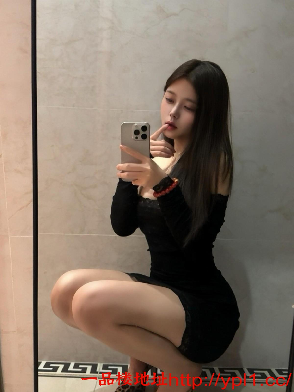 模特兼职角色扮演，摆诱惑大长腿