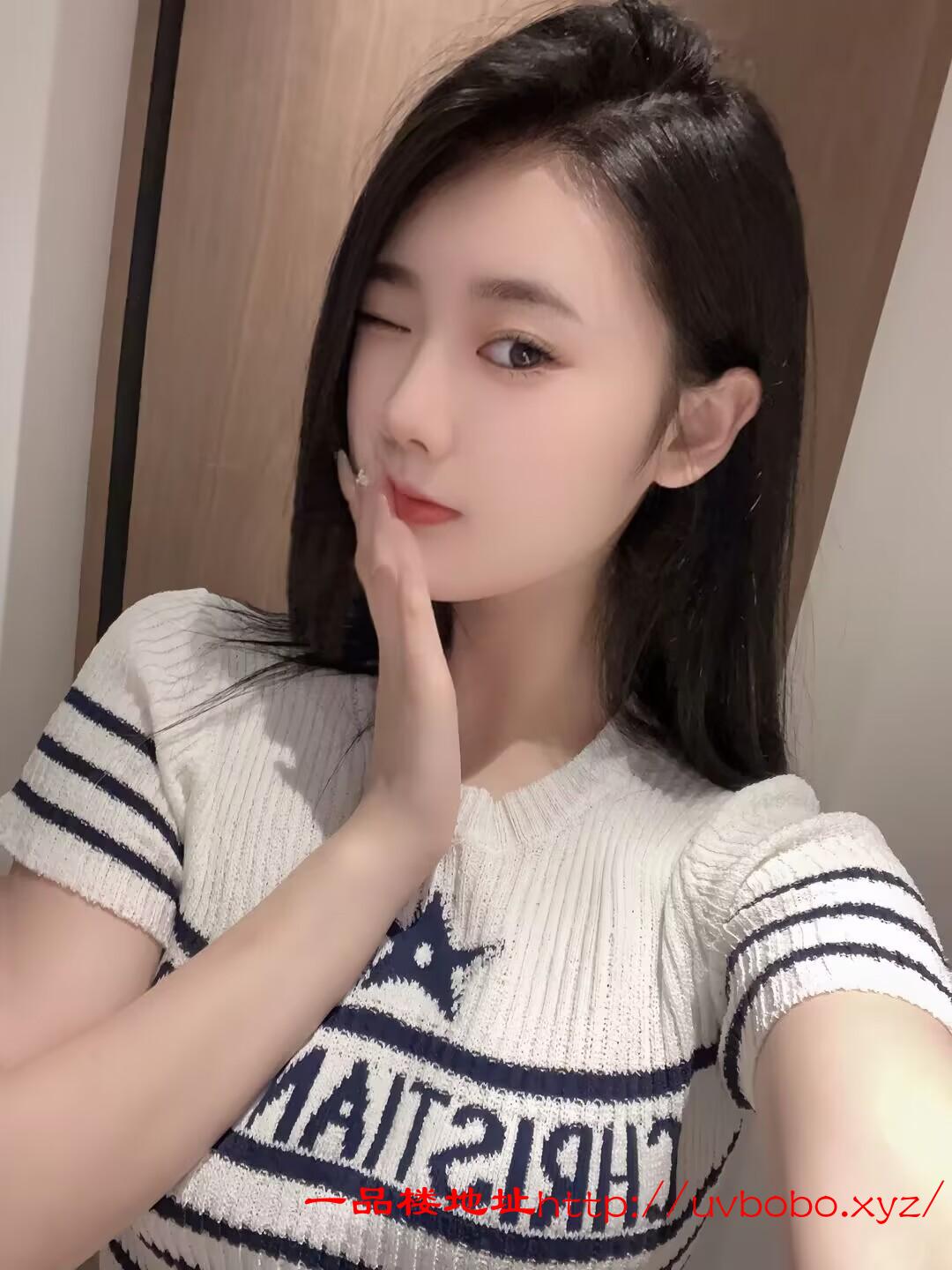 身体柔软服务认真的瑜伽健身妹