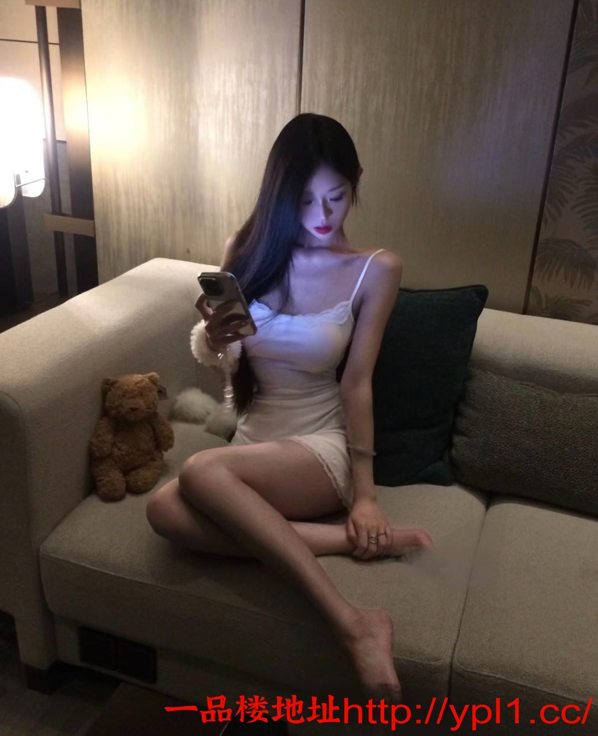 巨乳大学生开档黑丝纯欲带点风骚，无套内射