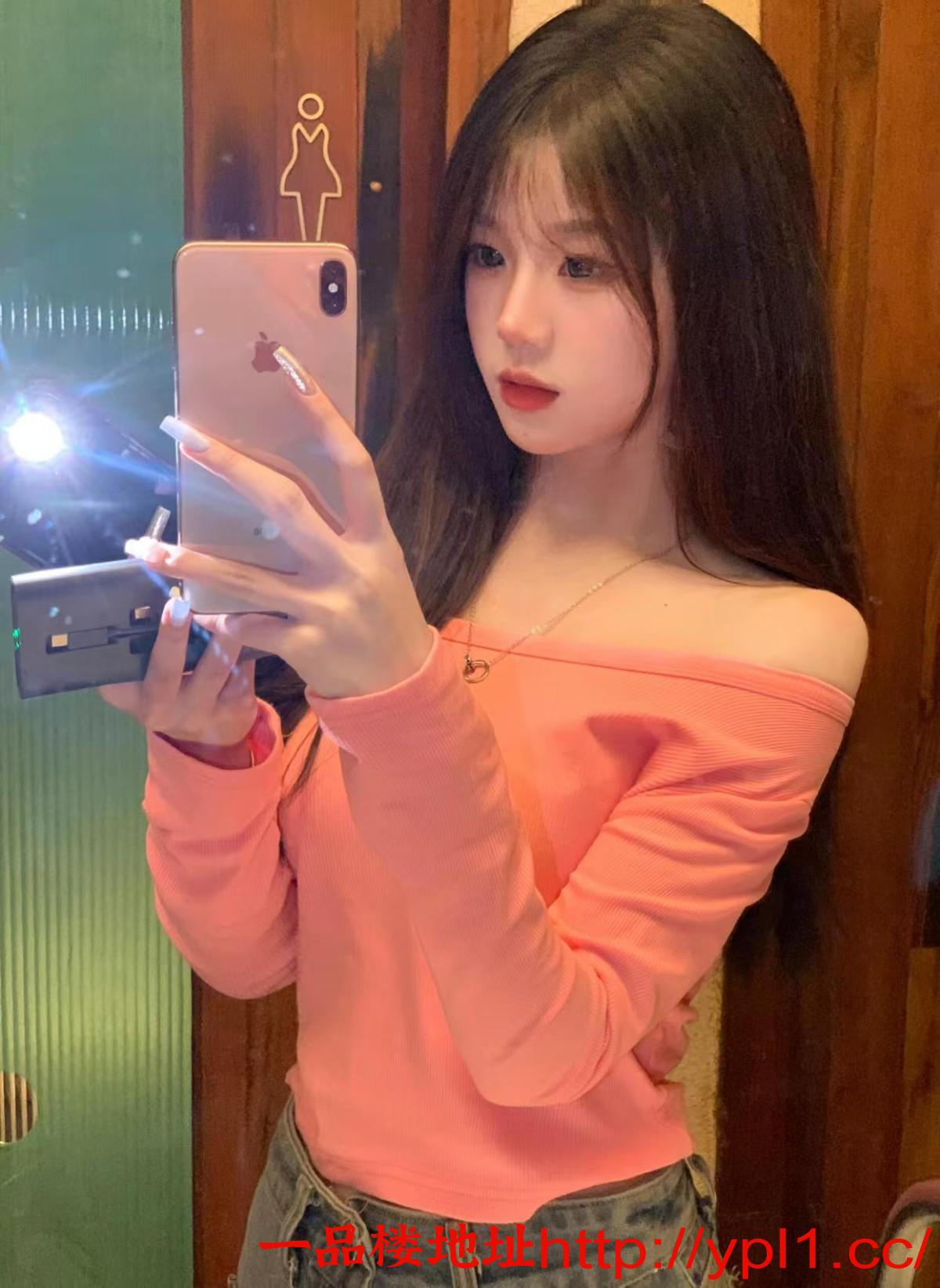 性感妹妹逼粉可颜射深喉刚开发出来很敏感