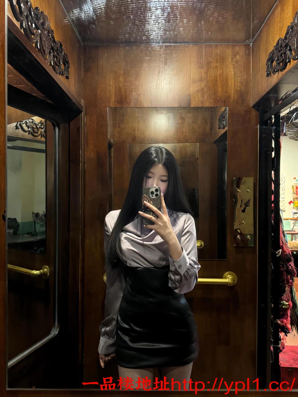 喜欢穿黑丝的酒吧前台反差御姐