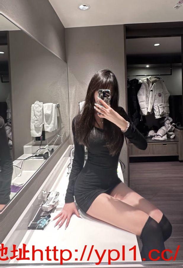 黑丝学妹刚下海极品川妹