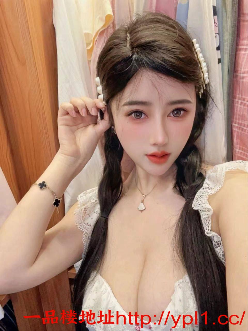 丰满翘臀御姐琪