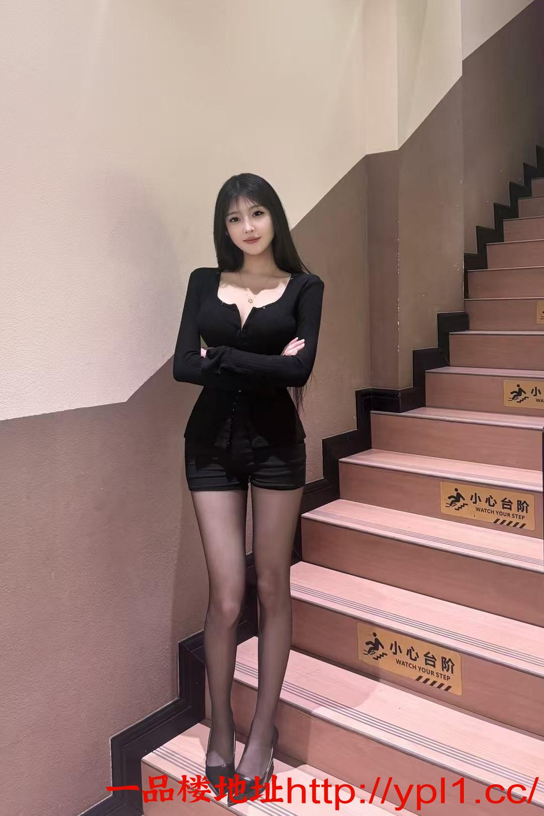 监汾细腰翘臀长腿妹