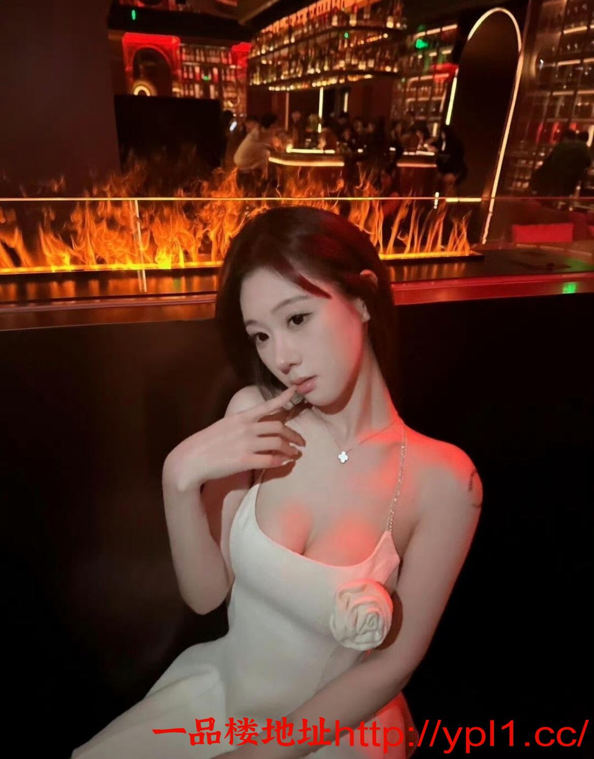 高挑鲍鱼妹外表清纯内心饥渴