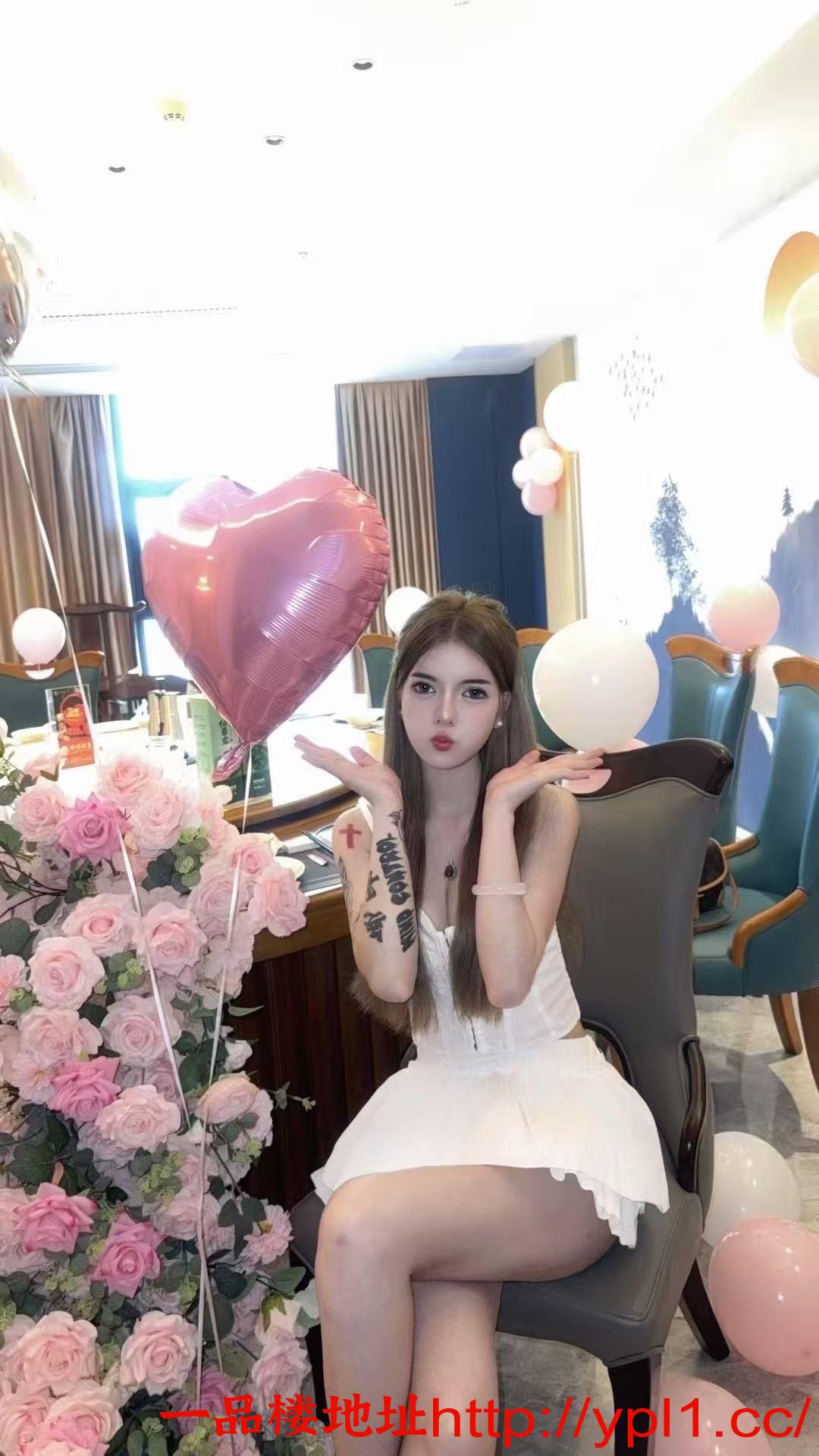 大奶会夹多姿风骚小母狗