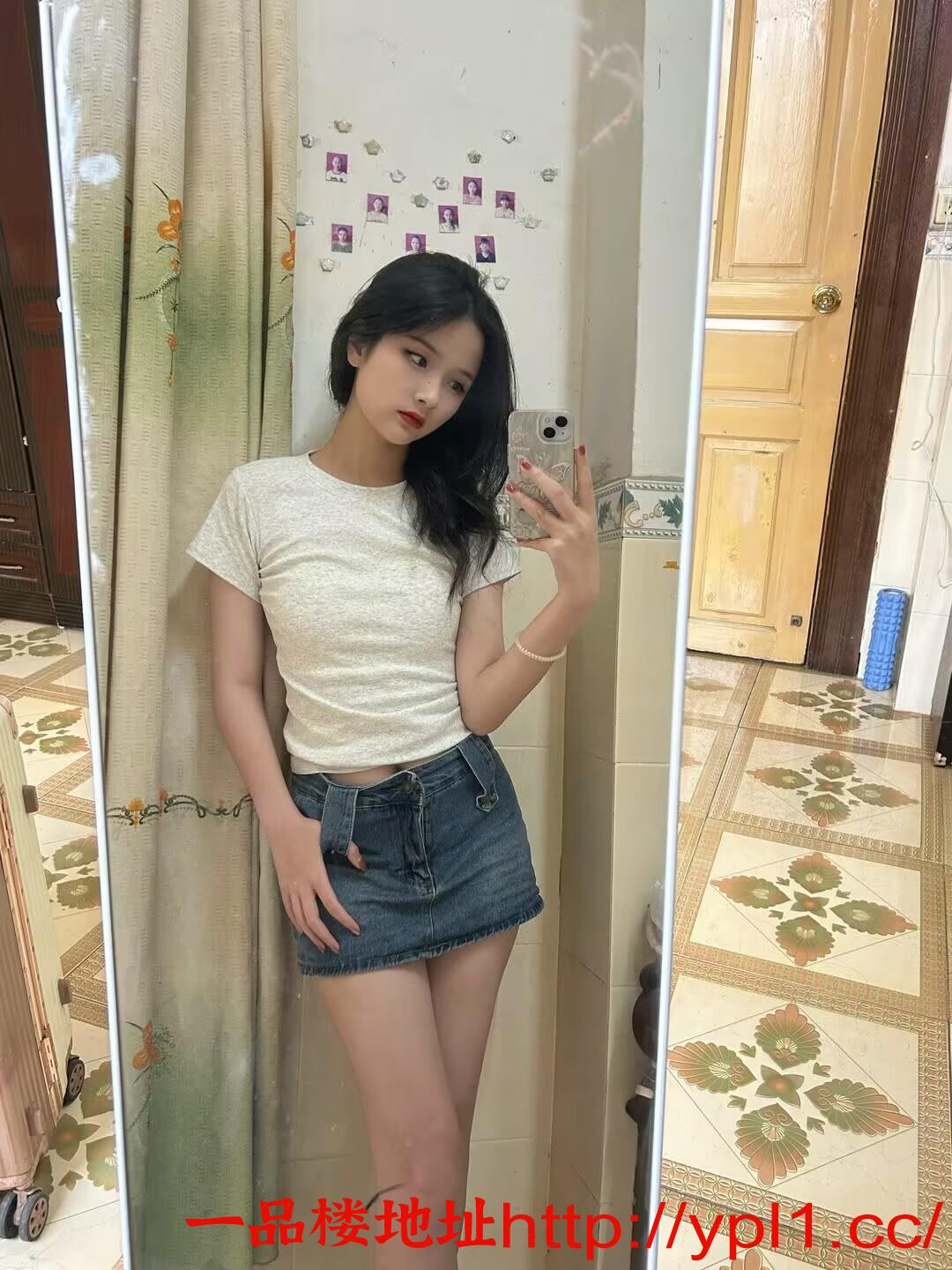 身材妖娆搂着妹妹的小蛮腰光滑白嫩