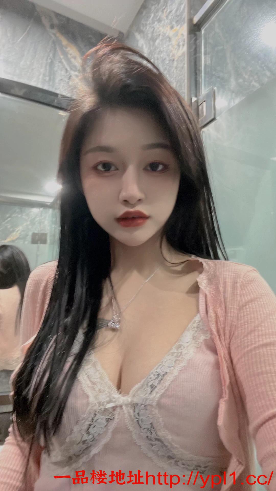 前凸后翘丰满小嫩妹