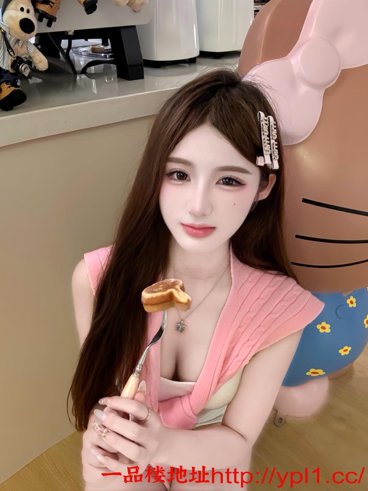 粉嫩骚妹舔遍全身口爆超棒多汁可外出