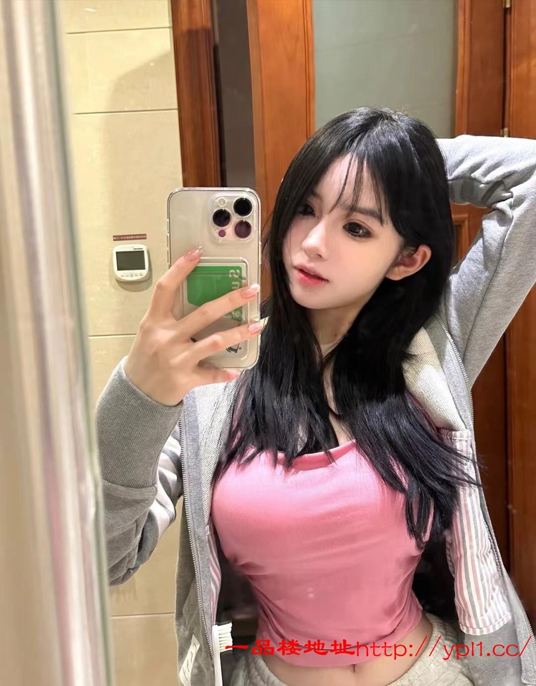 前凸后翘性感妩媚小美女