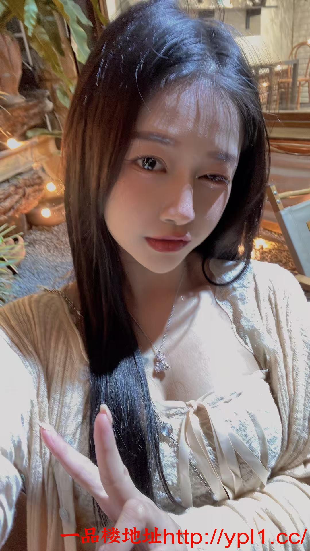 肤白丰满性感迷人的老师