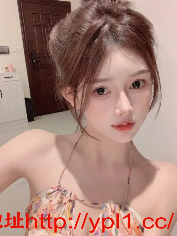 白虎粉嫩的小骚逼