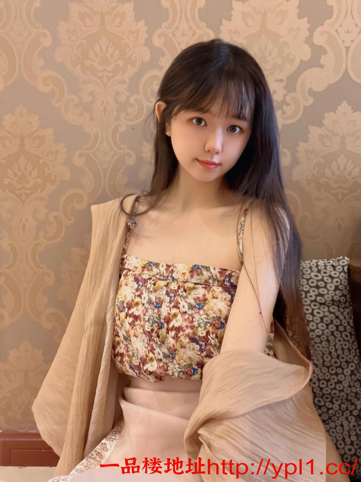 性感嫩妹，长腿夹着来