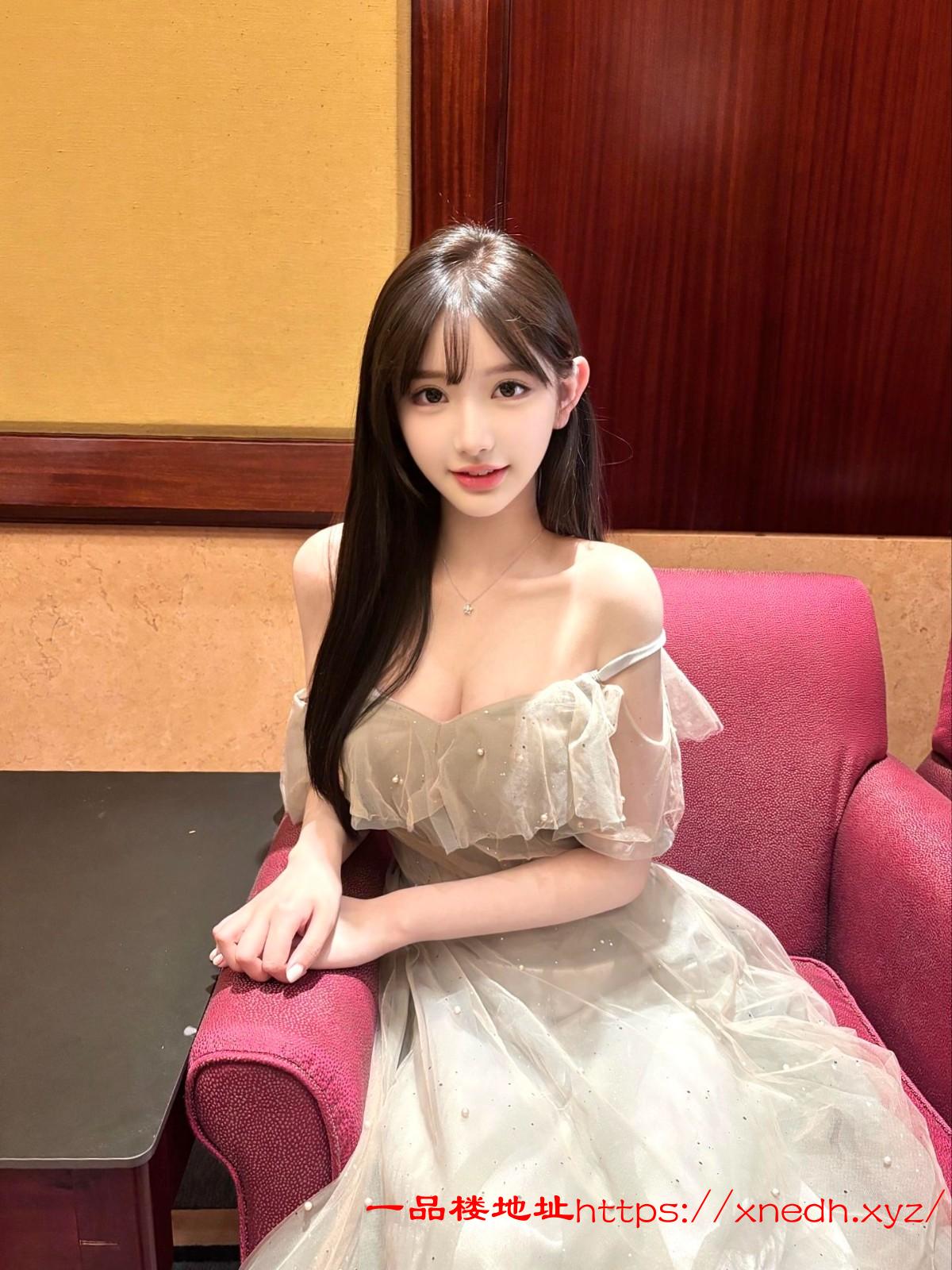 兼职S型粉嫩水多小萝莉鲍鱼水多舔鸡巴