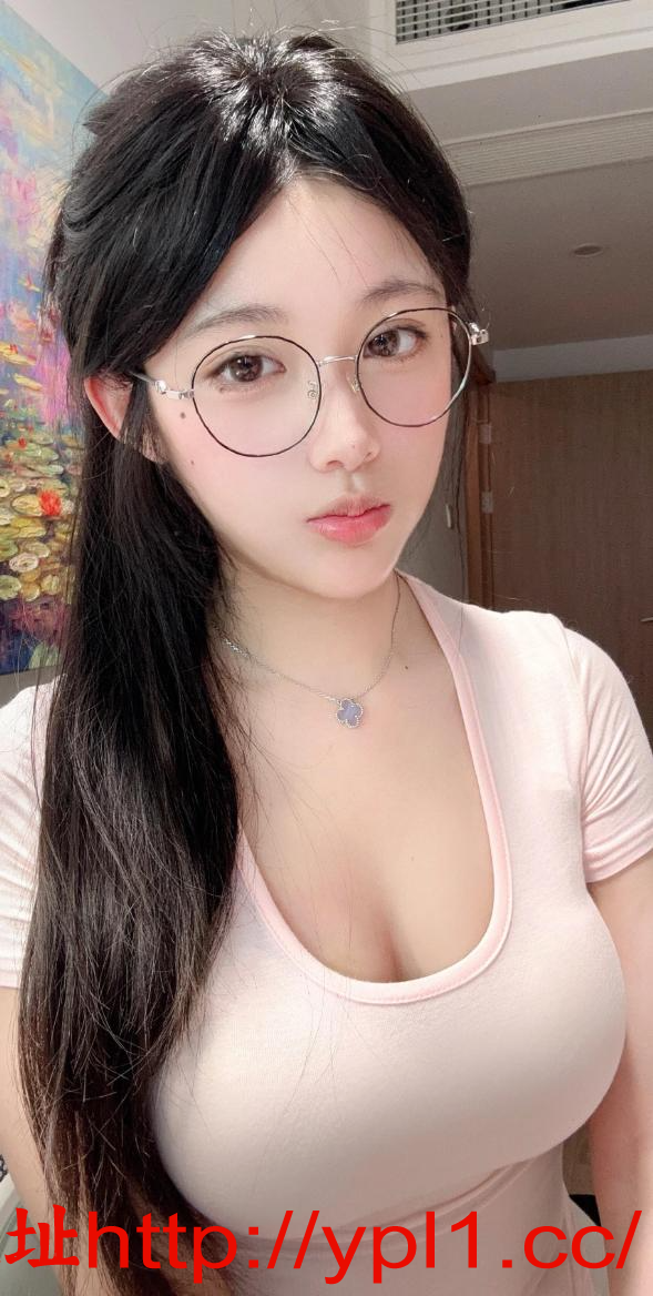 性感大白腿眼镜妹