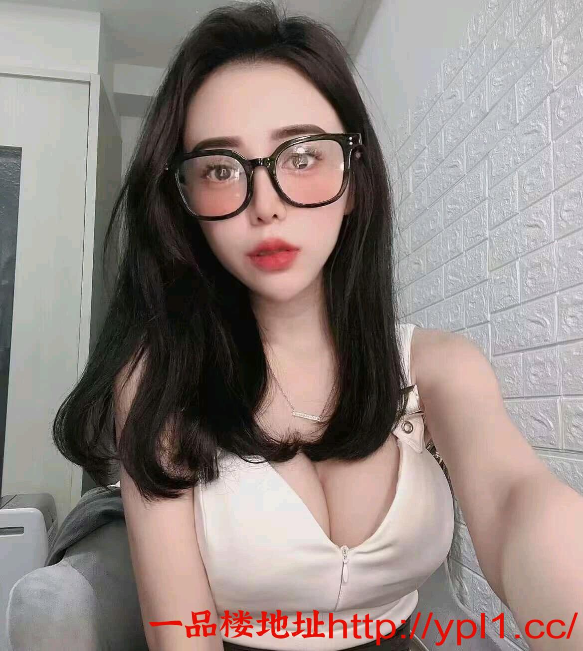 大奶眼镜老师水多多