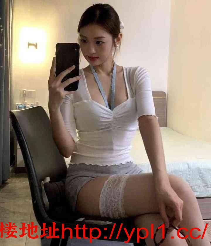 眼镜妹，喜欢被哥哥后入。