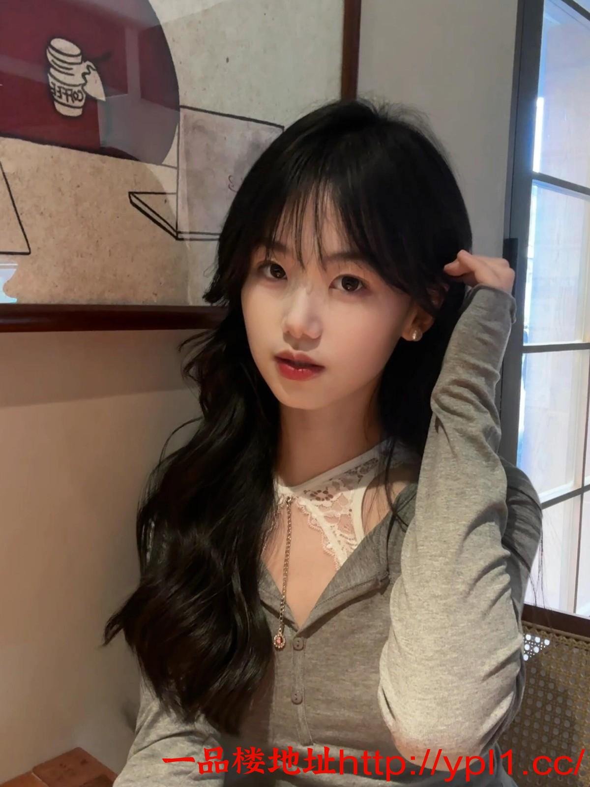 04年刚下学的妹子嘴巴含的很紧又很夹可外