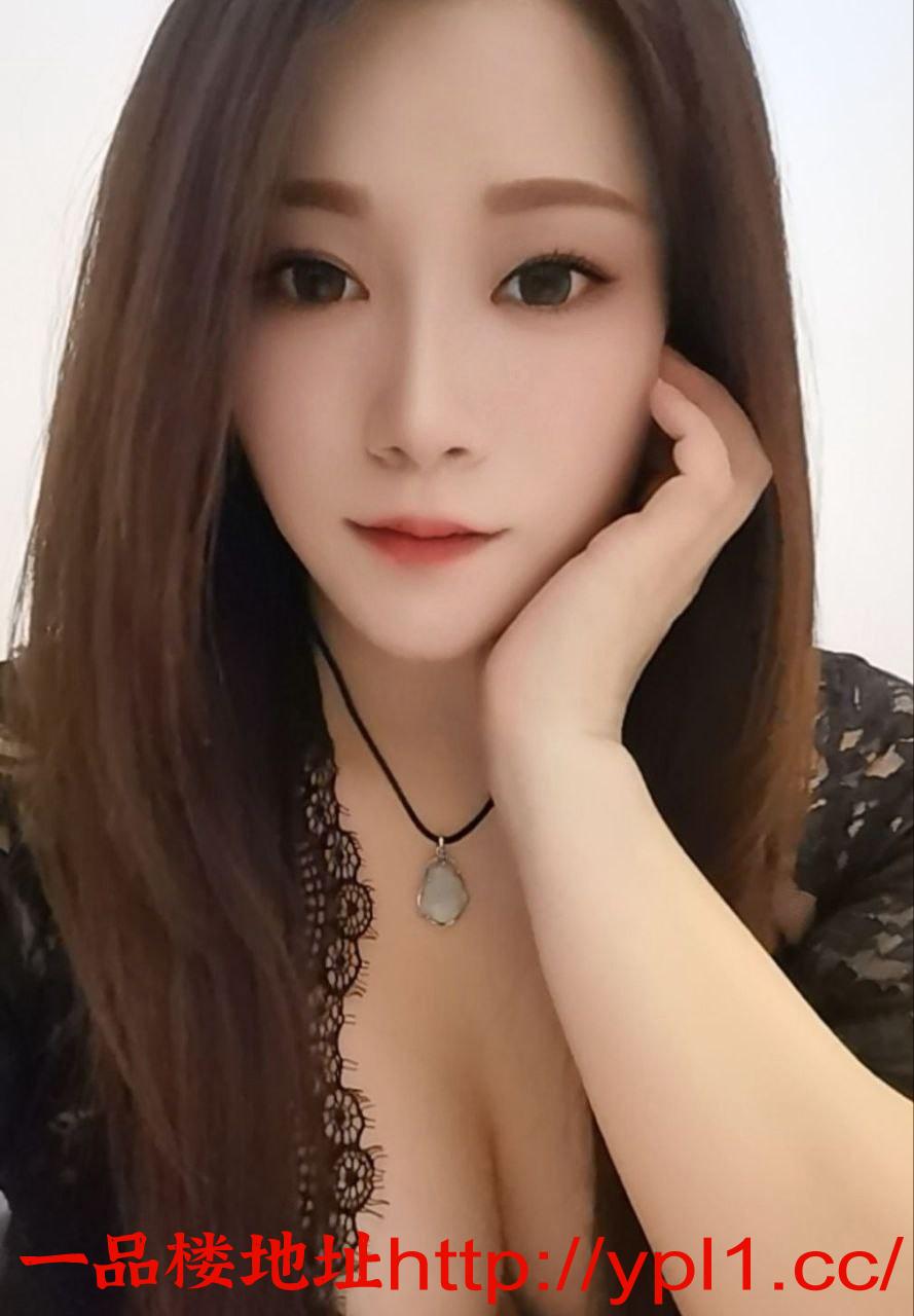 轻熟长发性感大奶老师