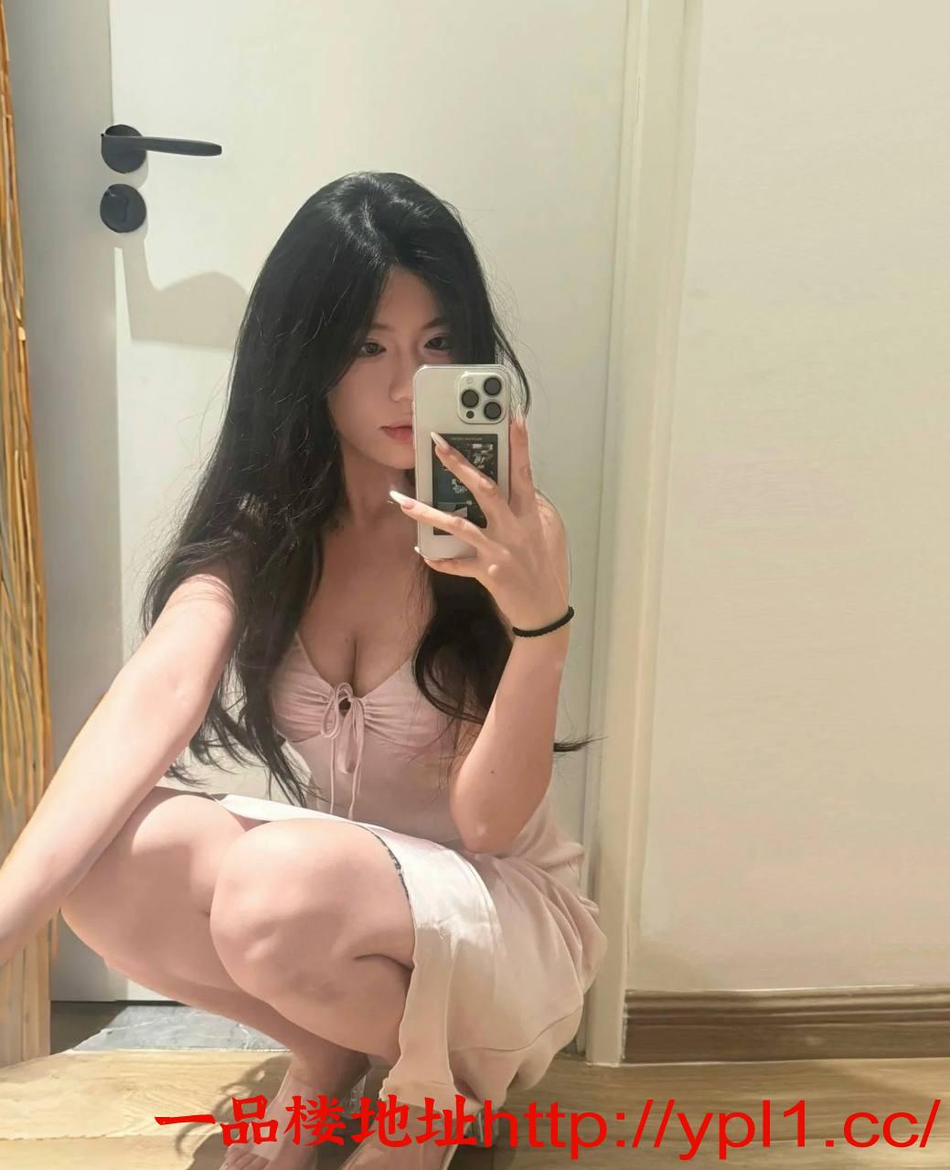 微胖身材白嫩妹子