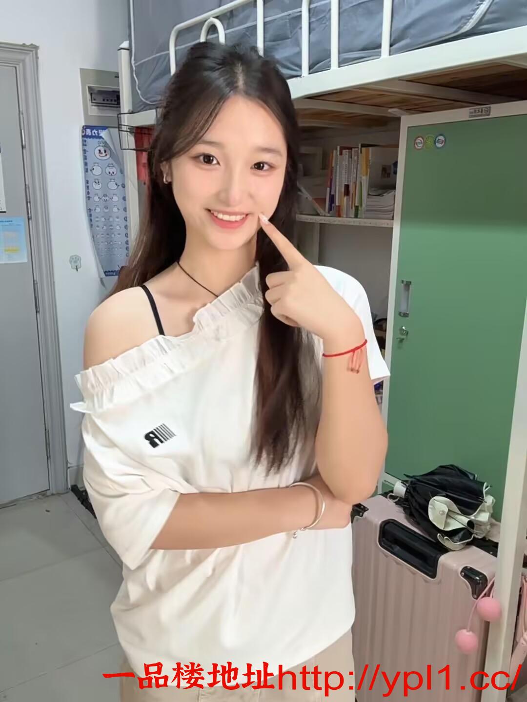 00后靓女三点粉嫩奶子发育的很好