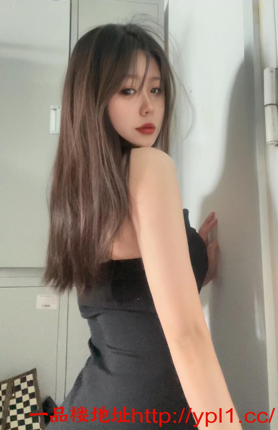 01年小学妹兼职三点粉易潮喷