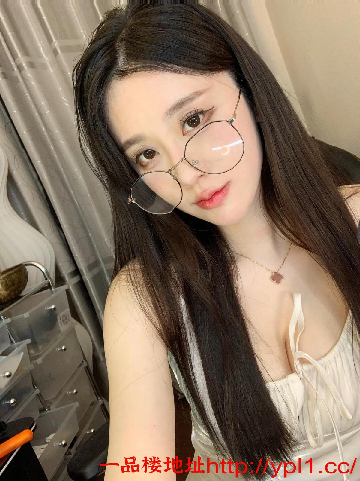 性感黑丝大胸御姐很粉很丝滑