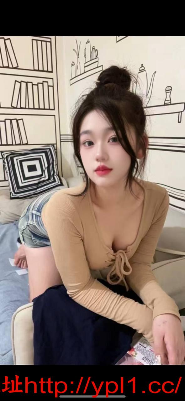 刚来的小骚逼粉嫩多汁