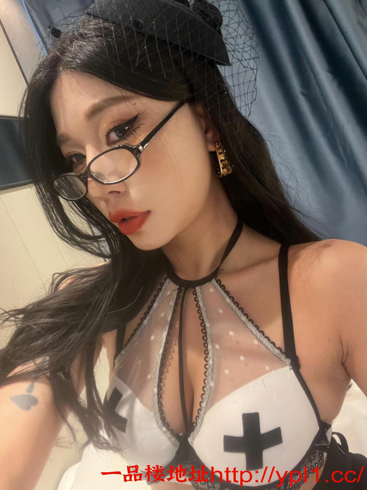 天桥制服年轻性感妹妹