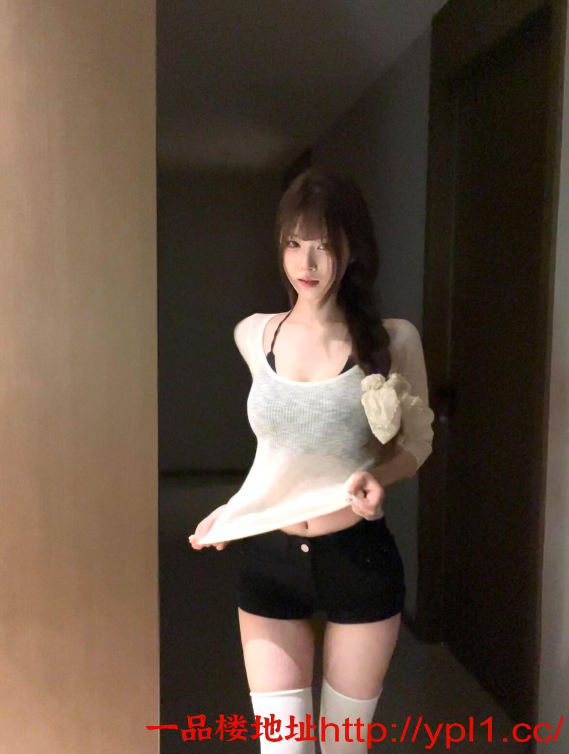 天河前凸后翘大胸妹做模特兼职，可外出